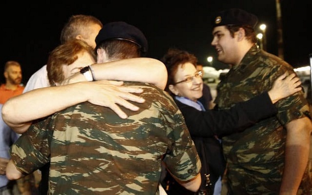Επιστροφή Ελλήνων στρατιωτικών: Τα τρία λεπτά που έκαναν ολόκληρη την Ελλάδα να δακρύσει από χαρά! (Βίντεο)