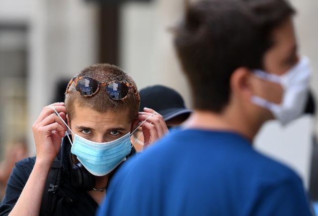 Κορωνοϊός: Αυτές είναι οι 3 εστίες ανησυχίας – Πότε αναμένονται τα μέτρα για το Δεκαπενταύγουστο 