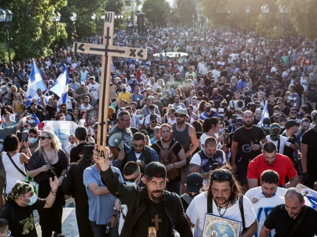 Politico: Στην πρώτη γραμμή της… ηλιθιότητας οι αντιεμβολιαστές στην Ελλάδα