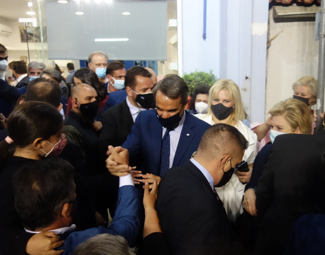 Ο Μητσοτάκης στην Παιανία: Με αναφορές στον Κων/νο Καραμανλή και δώρα από τη γη των Μεσογείων (Φωτός)