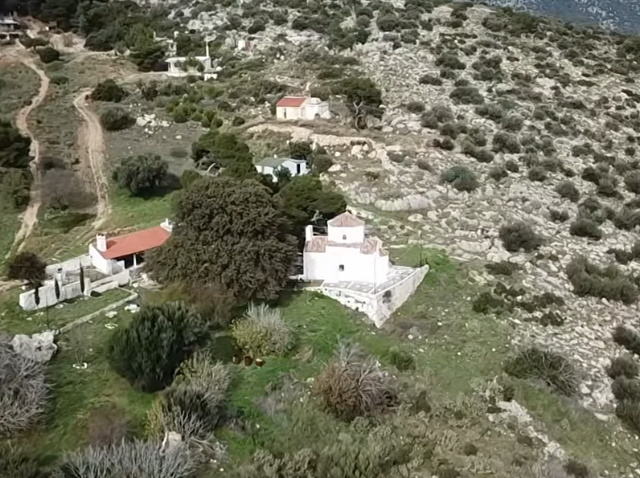 Ασέβεια και ασυνειδησία: Χωματερή μπάζων ο περιβάλλων χώρος του Προφήτη Ηλία Κορωπίου στον Υμηττό! (Φωτός)