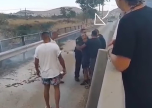 Μαρκόπουλο: Η στιγμή της σύλληψης του Άγγλου εμπρηστή από τα... Καλύβια (Βίντεο) 