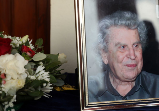 Το λιτό και απέριττο ταφικό μνημείο που δέχθηκε τη σορό του Μίκη Θεοδωράκη (Φωτός)