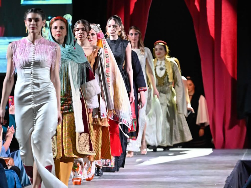Μόδα και παράδοση σε κοινή πασαρέλα: Εντυπωσιακή επίδειξη υψηλής ραπτικής από το Λύκειο ...