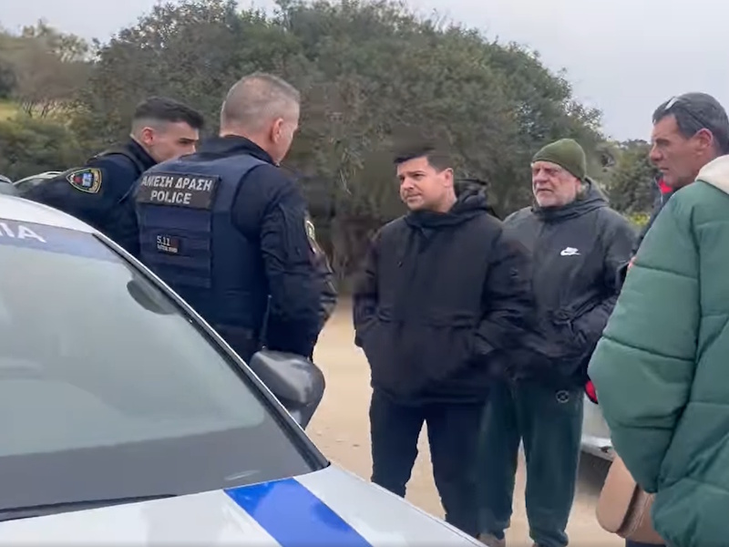 Παραλία Πεύκο Σαρωνικού: Όταν ο καθαρισμός γίνεται υπόθεση «άδειας» και επιτήρησης (Βίντεο)