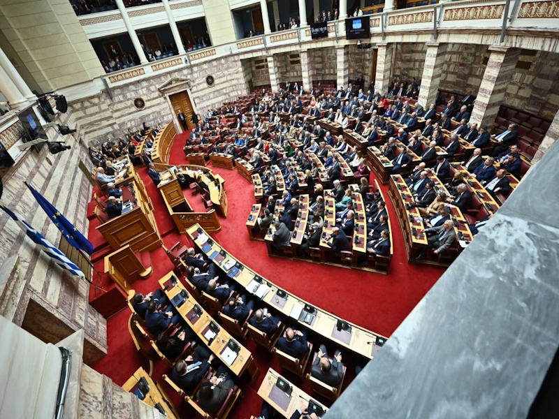 Σε τροχιά σύγκρουσης το πολιτικό σκηνικό με φόντο σκάνδαλα, ακρίβεια και ευρωπαϊκές πιέσεις 