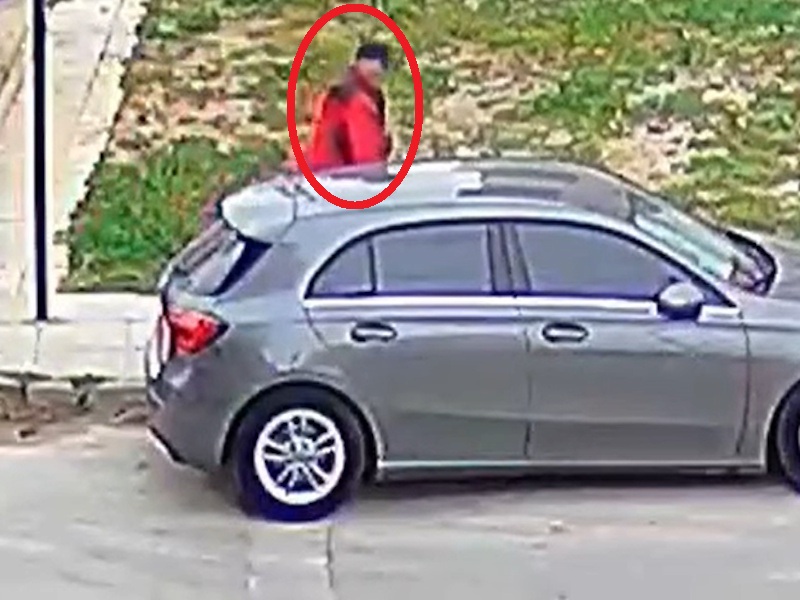 Γέρακας: Καταγγελία για ηλικιωμένο που χαράσσει αυτοκίνητα με μαγκούρα (Φωτός)