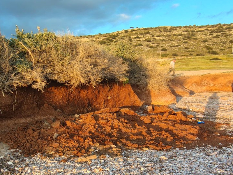 Κατολίσθηση στη Βάρκιζα καταπλάκωσε πατέρα και παιδί σε ελεύθερη παραλία 