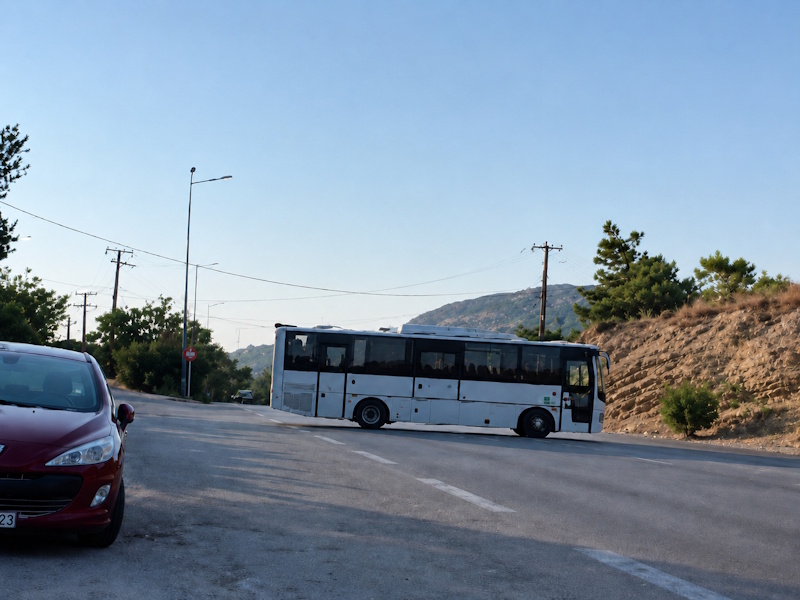 Παράνομη αναστροφή λεωφορείου στην Αθηνών – Σουνίου: Το βίντεο «μίλησε» και η Τροχαία βρήκε την οδηγό