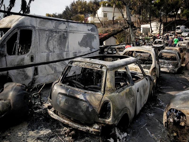 Μετά από 7,5 χρόνια, η Πολιτεία στηρίζει επιτέλους τα θύματα των τραγωδιών σε Μάτι και Μάνδρα