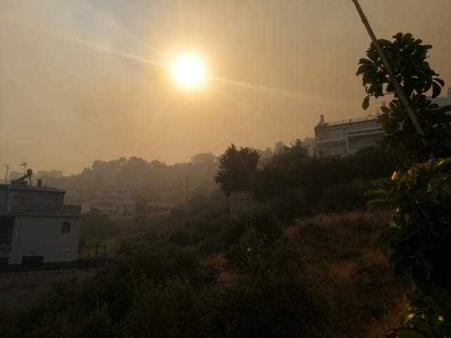 Δύσκολες ώρες με τις φλόγες να κατατρώγουν περιοχές της Πεντέλης