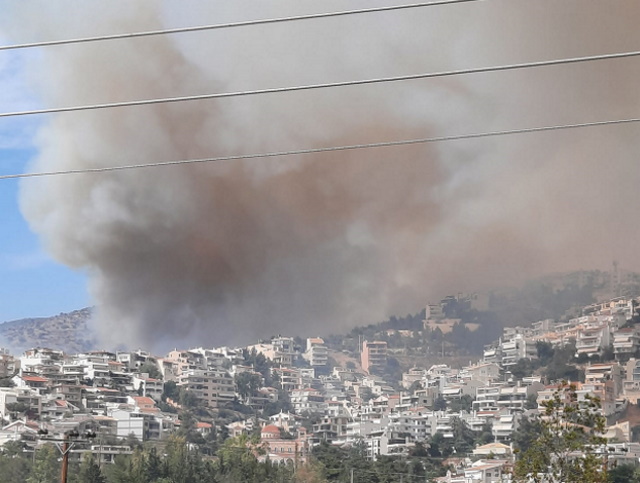 Φλέγεται τμήμα του νότιου Υμηττού από Άνω Γλυφάδα έως Πανόραμα Βούλας 