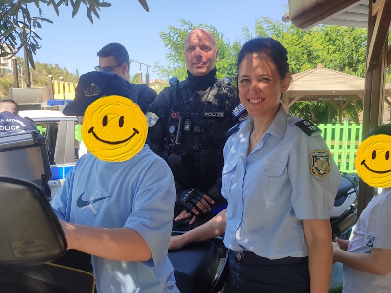 Μαθήματα ασφάλειας, παιχνίδι και χαμόγελα στο Ειδικό Δημοτικό Σχολείο Λαυρίου από αστυνομικούς