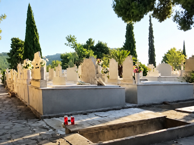 Γλυκά Νερά: Πάνω από 300 τάφοι στο στόχαστρο βανδάλων στο κοιμητήριο – Βρέθηκε βαλίτσα με κλοπιμαία (Φωτό) 