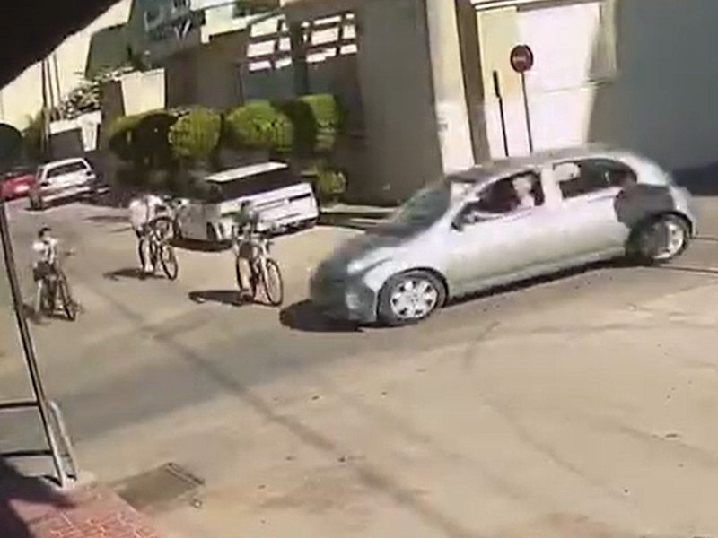 Κορωπί: Βίντεο-σοκ από παραλίγο τραγωδία με ανήλικο ποδηλάτη σε δρόμο της πόλης