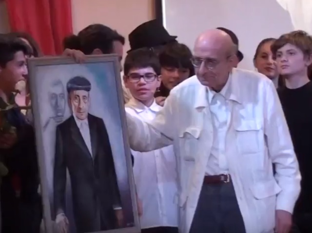 Μάνος Ελευθερίου: Η τελευταία επίσκεψή του και το δώρο που του έκαναν οι μαθητές του 1ου Γυμνασίου Γέρακα! (Βίντεο)