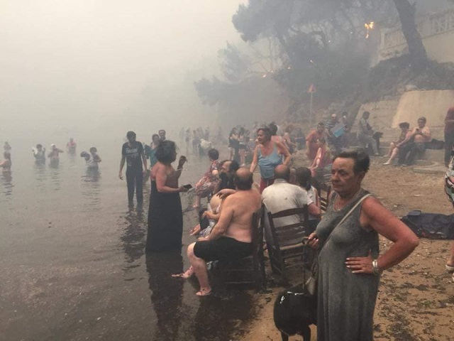 «Το Μάτι δεν υπάρχει πια»: Η διήγηση ενός διασωθέντα και οι συγκλονιστικές φωτογραφίες από το Κόκκινο Λιμανάκι! 