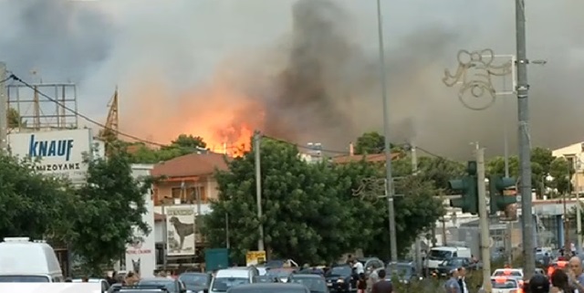Εικόνες σοκ από τον Κόμβο της Ραφήνας! Οι φλόγες καταπίνουν τα πάντα!