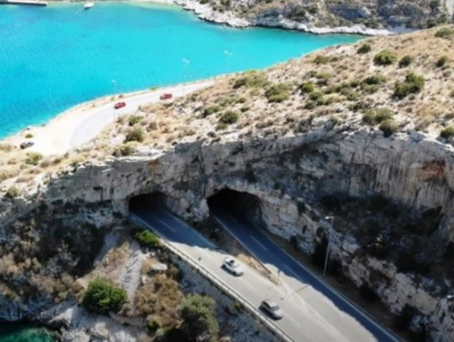Παραλίγο τραγωδία στην «Τρύπα του Καραμανλή» - Πώς η ψυχραιμία οδηγού απέτρεψε θανατηφόρα μετωπική!