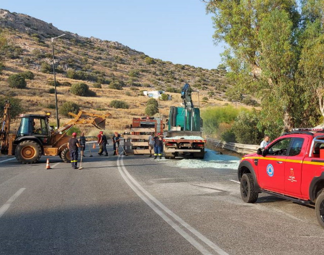 Λουμπάρδα Κορωπίου: «Κόλαση» από εκατομμύρια κομμάτια σπασμένων τζαμιών στην Αθηνών – Σουνίου (Φωτος)