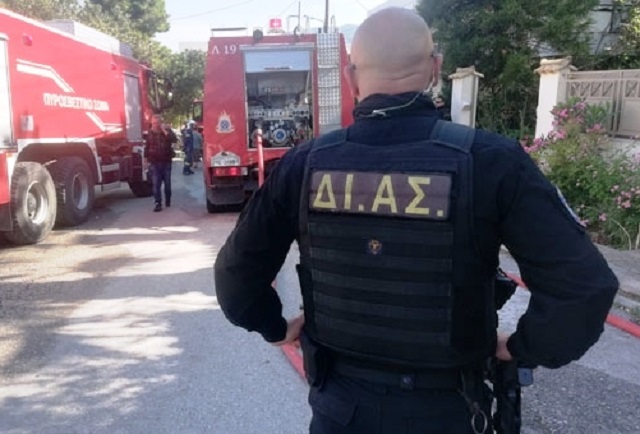 Η αυταπάρνηση των αστυνομικών της ΔΙΑΣ έσωσε τις τέσσερις γυναίκες στη φωτιά του διαμερίσματος της Βάρης!
