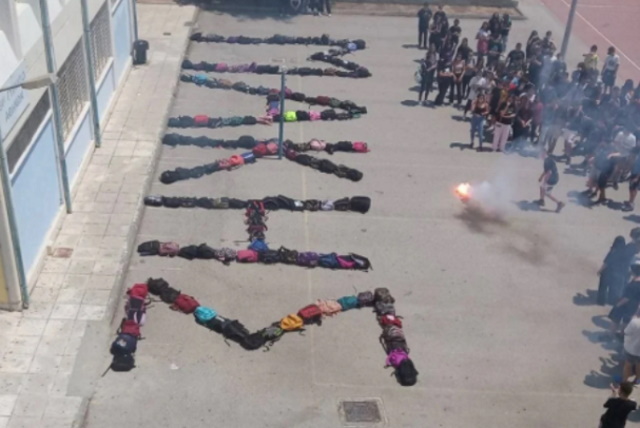 Τί κρύβεται πίσω από την αυτοχειρία του 14χρονου μαθητή στον Κολωνό (Συνέντευξη) 