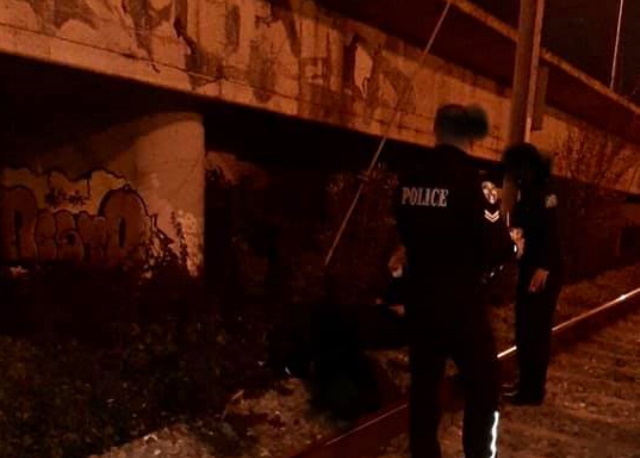 Φρίκη στον Προαστιακό Κορωπίου: «Έβαλε το κεφάλι του στις ράγες δευτερόλεπτα πριν περάσει το τρένο» 