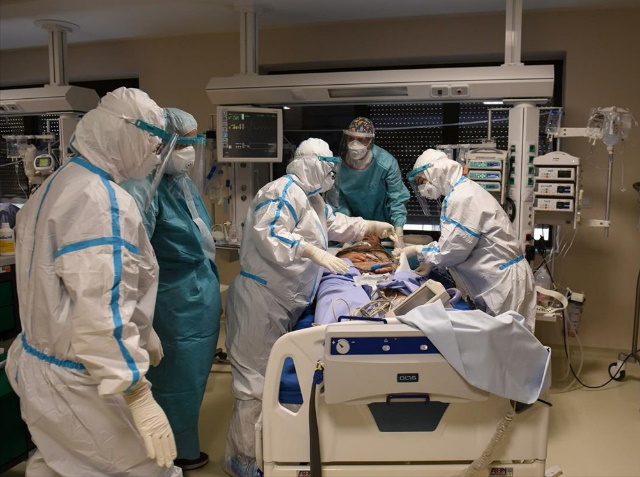 Ενδείξεις ακόμη και για 5.000 κρούσματα ημερησίως στις αρχές Απριλίου ενώ συζητείται «νέο μείγμα μέτρων» 
