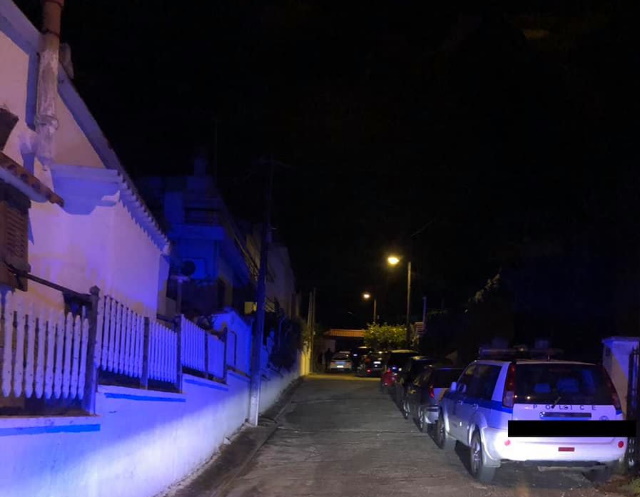 Κορωνοπάρτι στη Βραυρώνα με απίστευτες σκηνές «απόδρασης» των συμμετεχόντων και ολόκληρης αστυνομικής επιχείρησης