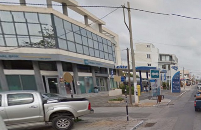 Μαφιόζικη προειδοποίηση έξω από την Εθνική Τράπεζα στο Κορωπί!