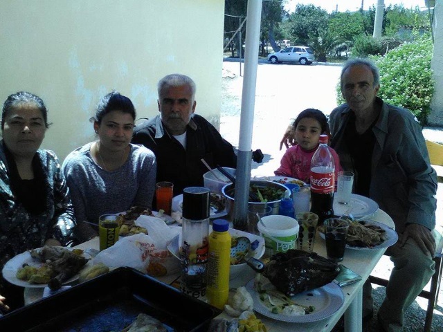 Κυριακή του Πάσχα στα Ρουμάνικα Λαυρίου: Η φωτογραφία της αγάπης που πρέπει να κάνει τον γύρο του διαδικτύου!