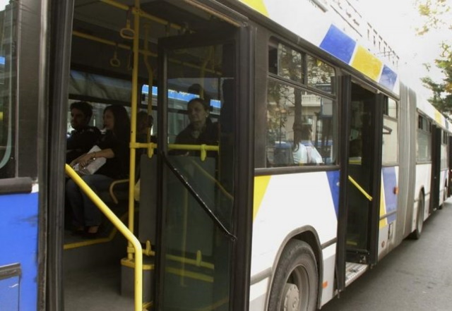 Νεαροί έσπασαν στο ξύλο και λήστεψαν οδηγό λεωφορείου της παραλίας με τη... δικαιολογία ότι πήγαινε αργά
