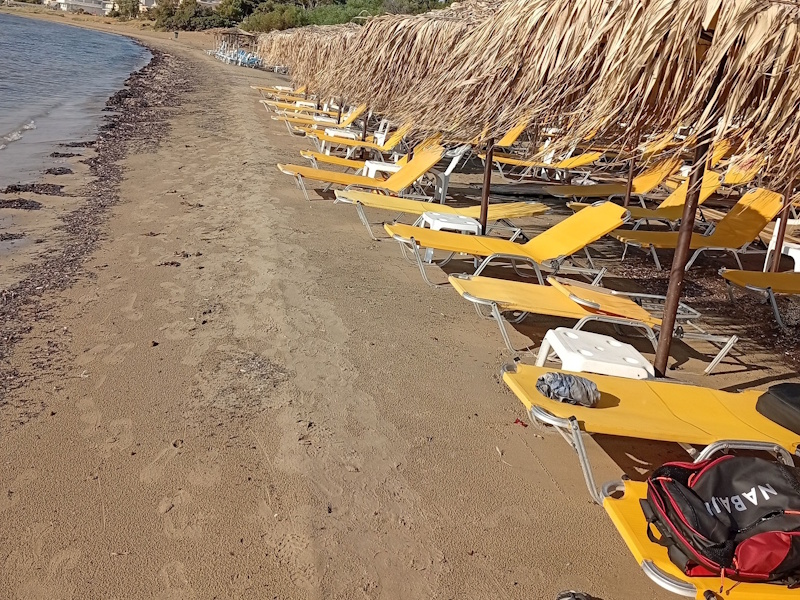 Αρτέμιδα: Καταγγελία πολιτών για τις ξαπλώστρες – «Δεν μπορούμε ούτε να περπατήσουμε στην παραλία»