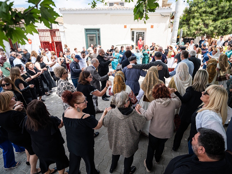 Σαν παλιό αρβανίτικο πανηγύρι: Ο Κουβαράς γιόρτασε τη νέα πλατεία του χωριού 