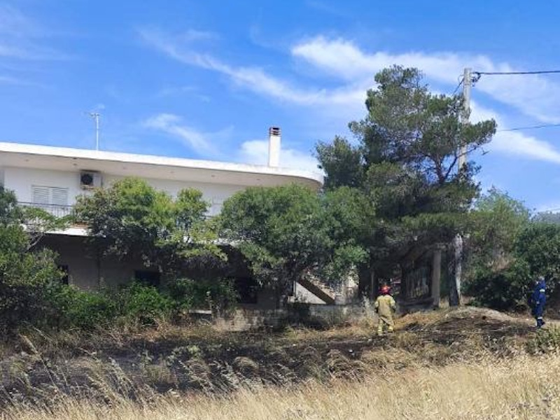 Περιγιάλι Κερατέας: Υπόνοιες εμπρησμού πίσω από φωτιά σε τροχόσπιτο με… μολότοφ