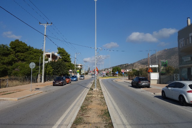 Απόγνωση και οργή από την επιδρομή κακοποιών σε καταστήματα της λεωφόρου Καλυβίων (Φωτός)