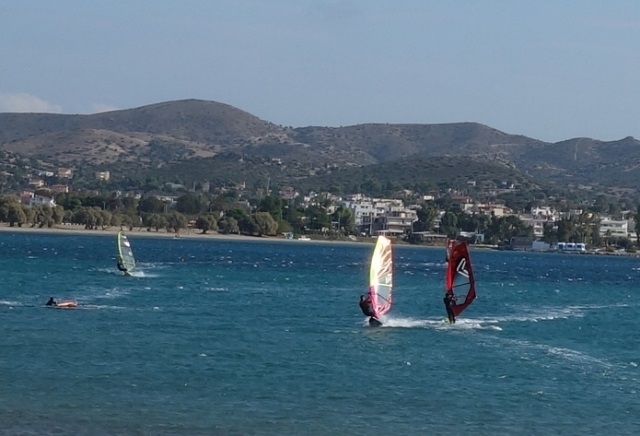 «Συνωστισμός» windsurfers στον κόλπο της Αναβύσσου (Φωτός)