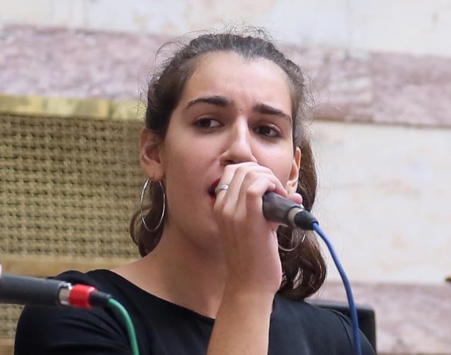 Η συγκλονιστική ερμηνεία της Ρωμιοσύνης μέσα στην αίθουσα της Ολομέλειας της Βουλής από ένα 17χρονο κορίτσι! (Βίντεο & Φωτός)