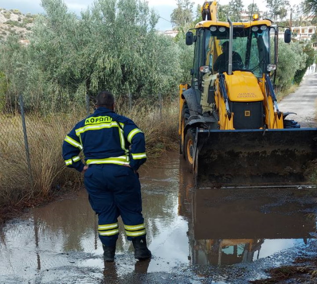 Η κακοκαιρία «Μπάλλος» και οι υπεράνθρωπες προσπάθειες των εργαζομένων του Δήμου Κρωπίας (Φωτός) 