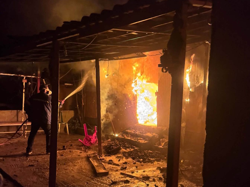 Κιάφα Σπάτων: Χωρίς στέγη οικογένεια μετά τη φωτιά στον καταυλισμό Ρομά