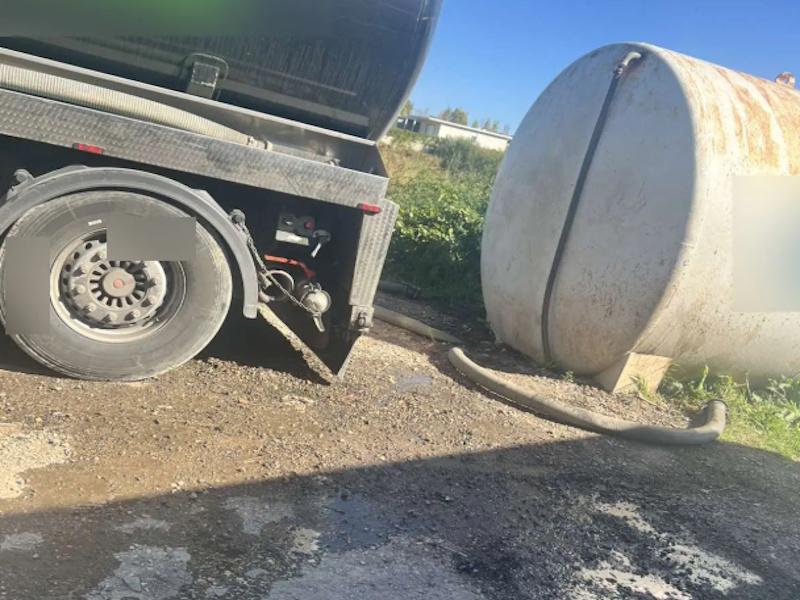 Σπάτα: Άδειαζαν λύματα σε δεξαμενή οικοπέδου – Διαρροές στο έδαφος (Βίντεο)