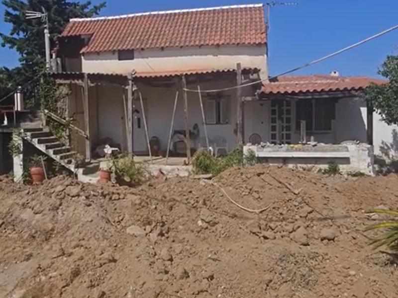 Μαραθώνας: Το JCB έσκαβε όλο το πρωί, η αυλή όμως δεν «μίλησε»
