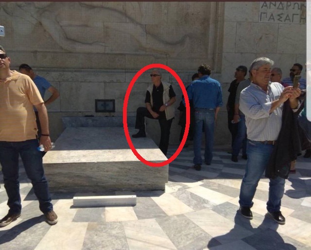 Η φωτογραφία με τη μέγιστη ασέβεια στο Μνημείο του Άγνωστου Στρατιώτη που έχει συγκλονίσει ολόκληρη την Ελλάδα! 