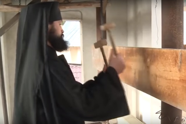 Θα μείνετε άφωνοι: Ηχητική πανδαισία από τον τρόπο με τον οποίο μοναχός «ζωγραφίζει» κρούοντας το σήμαντρο! (Βίντεο) 