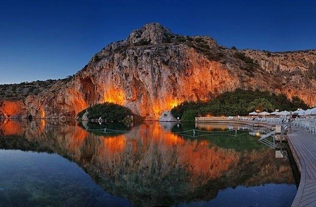 Όταν η λίμνη Βουλιαγμένης απέκτησε λαμπερή... εξωστρέφεια! (Φωτός)