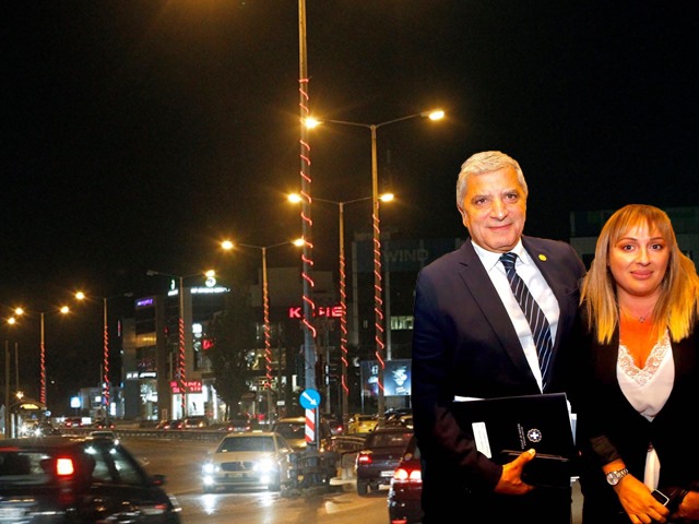 Μια γυναίκα πίσω από τον γιορταστικό φωτισμό του Πατούλη σε βασικούς οδικούς άξονες της Αθήνας!
