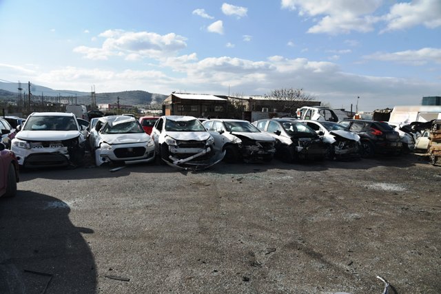 Βρέθηκε μαμούθ μάντρα αποσυναρμολόγησης κλεμμένων αυτοκινήτων! (Φωτός)