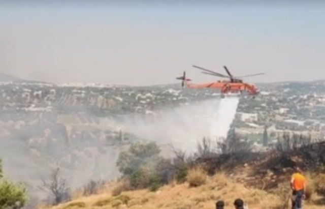 Οι σωτήριες «βουτιές» του πυροσβεστικού ελικοπτέρου στην πυρκαγιά του Κάτω Βακαλόπουλου Σπάτων! (Βίντεο)