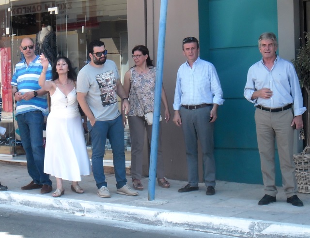 Τί γυρεύει η ηγεσία του Δήμου Κρωπίας στο πεζοδρόμιο της Βασ. Κωνσταντίνου;
