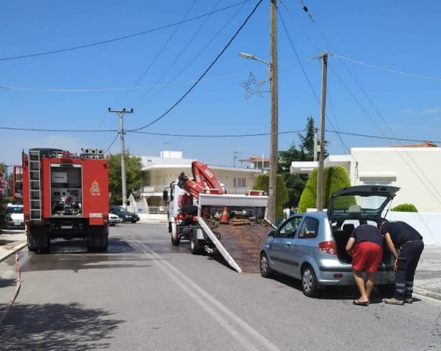 Συναγερμός στο κέντρο των Καλυβίων από διαρροή υγραερίου σε αυτοκίνητο στη μέση του δρόμου!